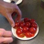 【ライフハック】プチトマトをまとめて切る方法【暮らしの役立ち情報】